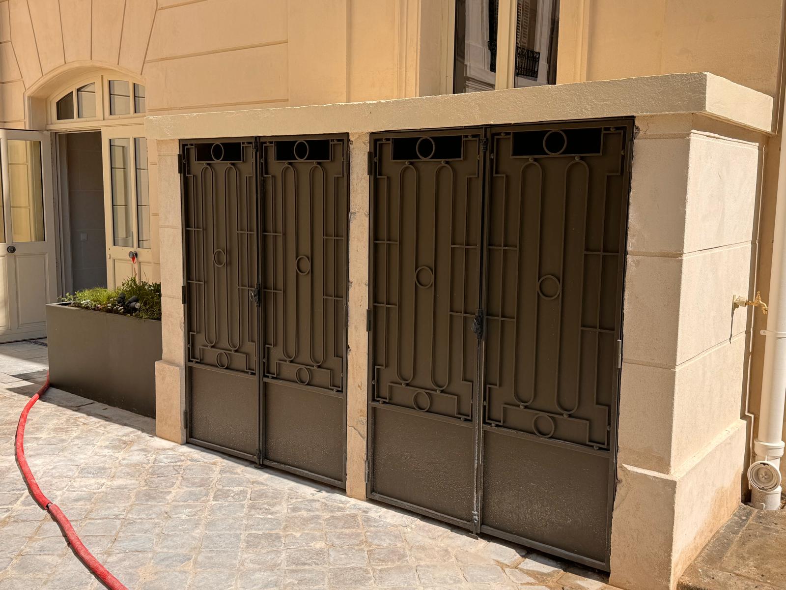 Portes forgées sur mesure à décoration en fer travaillé — lot serrurerie.