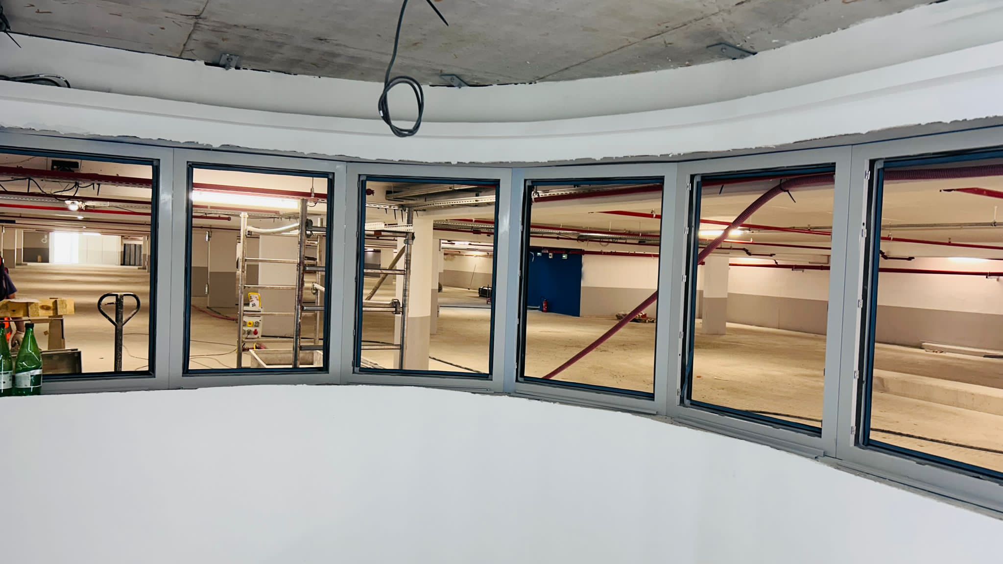 Vue sur les espaces d'accueil du personnel depuis le poste.