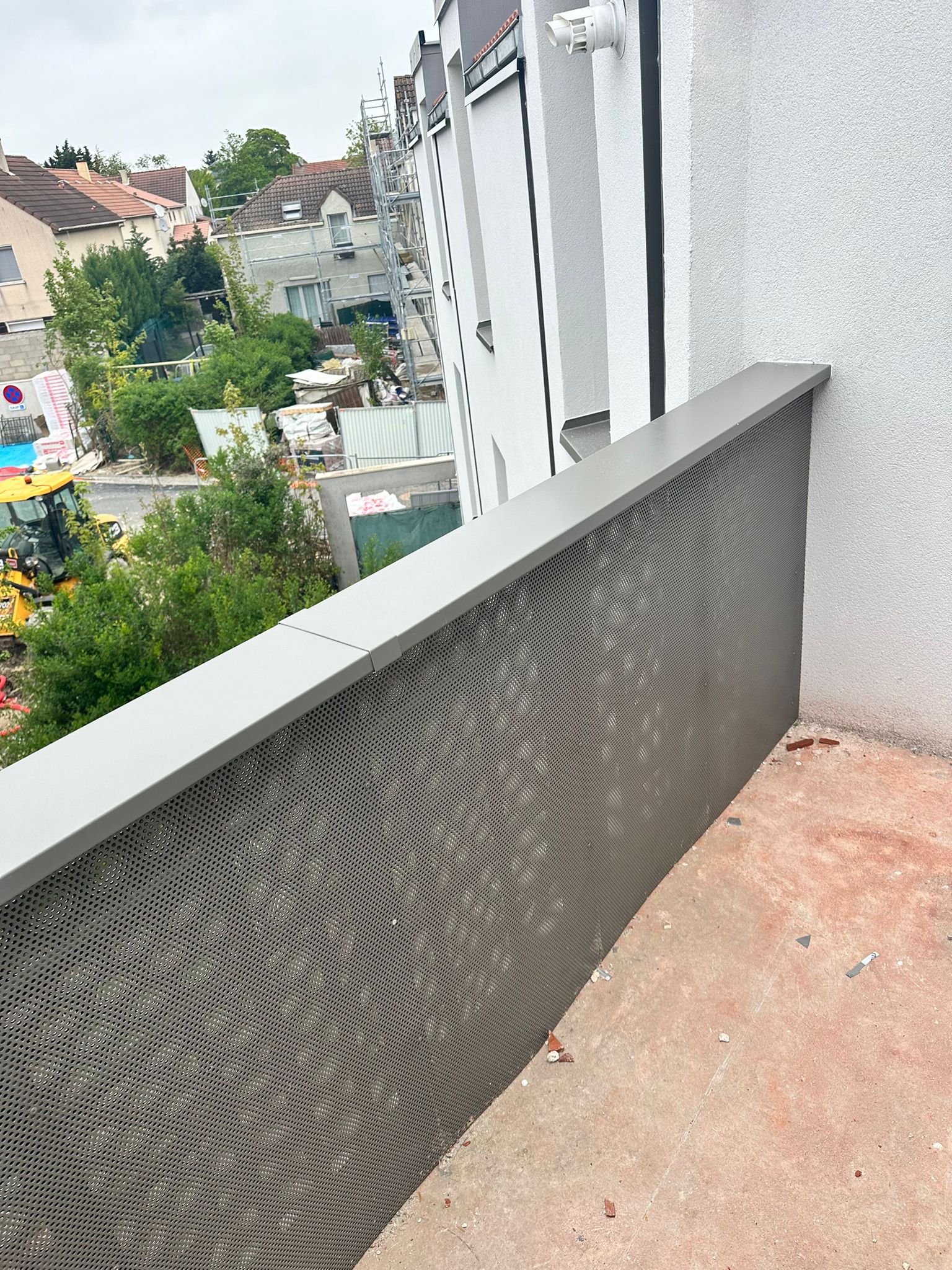 Détail de la couvertine pliée finissant l'arête du garde-corps.