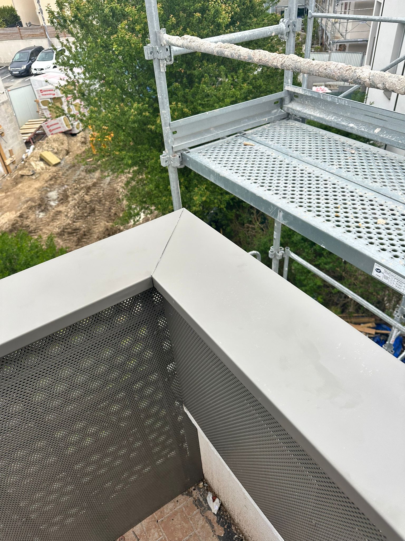 Garde-corps de balcon couronné d'une couvertine aluminium.